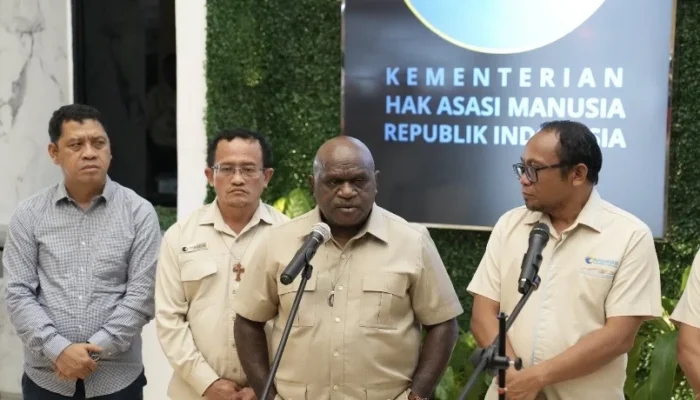 Menteri HAM Natalius Pigai Soroti Konflik Papua: “Tak Bisa Diselesaikan Setengah-Setengah”