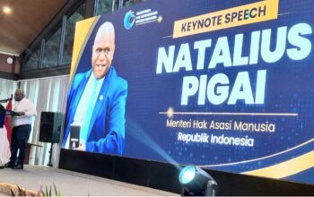 Menteri HAM Natalius Pigai saat diwawancarai usai menghadiri acara Kelas Jurnalis HAM di Bandung
