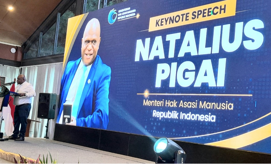 Menteri HAM Natalius Pigai saat diwawancarai usai menghadiri acara Kelas Jurnalis HAM di Bandung