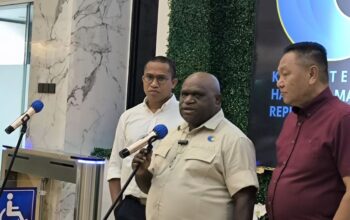 Menteri HAM Natalius Pigai (tengah) saat konferensi pers di kantor Kementerian HAM, Jakarta, Senin, 4 Mei 2026 (Foto : antaranews.com)
