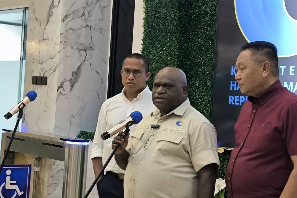 Menteri HAM Natalius Pigai (tengah) saat konferensi pers di kantor Kementerian HAM, Jakarta, Senin, 4 Mei 2026 (Foto : antaranews.com)