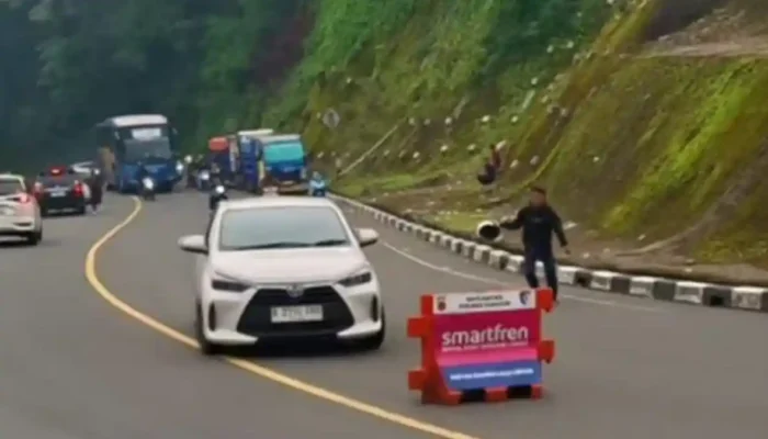Viral Mobil LCGC Dihadang Water Barrier di Puncak Pass, Polisi Ungkap Dugaan Dikejar Debt Collector