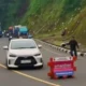 Viral Mobil LCGC Dihadang Water Barrier di Puncak Pass, Polisi Ungkap Dugaan Dikejar Debt Collector