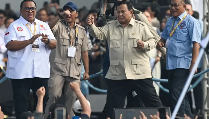 Momen Tak Terduga Prabowo di May Day 2026: Naik Maung, Joget, Nyanyi “Internasionale”, hingga Lempar Kemeja ke Buruh