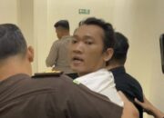 Ririn Rifanto, terdakwa pembunuhan satu keluarga saat berontak mengaku bukan pembunuh seusai sidang yang digelar di Pengadilan Negeri Indramayu pada Rabu (29/4/2026)