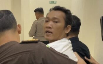 Ririn Rifanto, terdakwa pembunuhan satu keluarga saat berontak mengaku bukan pembunuh seusai sidang yang digelar di Pengadilan Negeri Indramayu pada Rabu (29/4/2026)