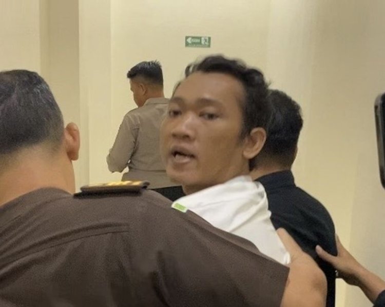 Ririn Rifanto, terdakwa pembunuhan satu keluarga saat berontak mengaku bukan pembunuh seusai sidang yang digelar di Pengadilan Negeri Indramayu pada Rabu (29/4/2026)