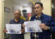 Pihak keluarga Aman Yani, Uyat Suratman (53) didampingi kuasa hukumnya, Ruslandi saat melaporkan terdakwa Priyo Bagus Setiawan ke Mapolres Indramayu, Minggu (3/5/2026) malam(KOMPAS.com/HANDHIKA RAHMAN)