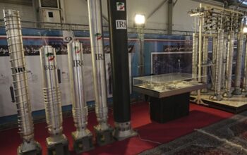Ilustrasi pengayaan uranium Iran. Sentrifugal lokal buatan dalam negeri ditampilkan dalam pameran nuklir Iran di Teheran, Rabu (8/2/2023).(AP PHOTO/VAHID SALEMI)