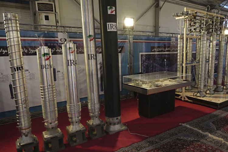 Ilustrasi pengayaan uranium Iran. Sentrifugal lokal buatan dalam negeri ditampilkan dalam pameran nuklir Iran di Teheran, Rabu (8/2/2023).(AP PHOTO/VAHID SALEMI)