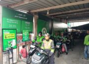 Sejumlah pengemudi ojek online saat sedang berkumpul di sekitar stasiun Bekasi sambil menunggu orderan penumpang. Rabu (20/5/2026).(KOMPAS.com/NURPINI AULIA RAPIKA)