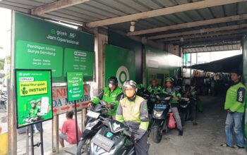 Sejumlah pengemudi ojek online saat sedang berkumpul di sekitar stasiun Bekasi sambil menunggu orderan penumpang. Rabu (20/5/2026).(KOMPAS.com/NURPINI AULIA RAPIKA)
