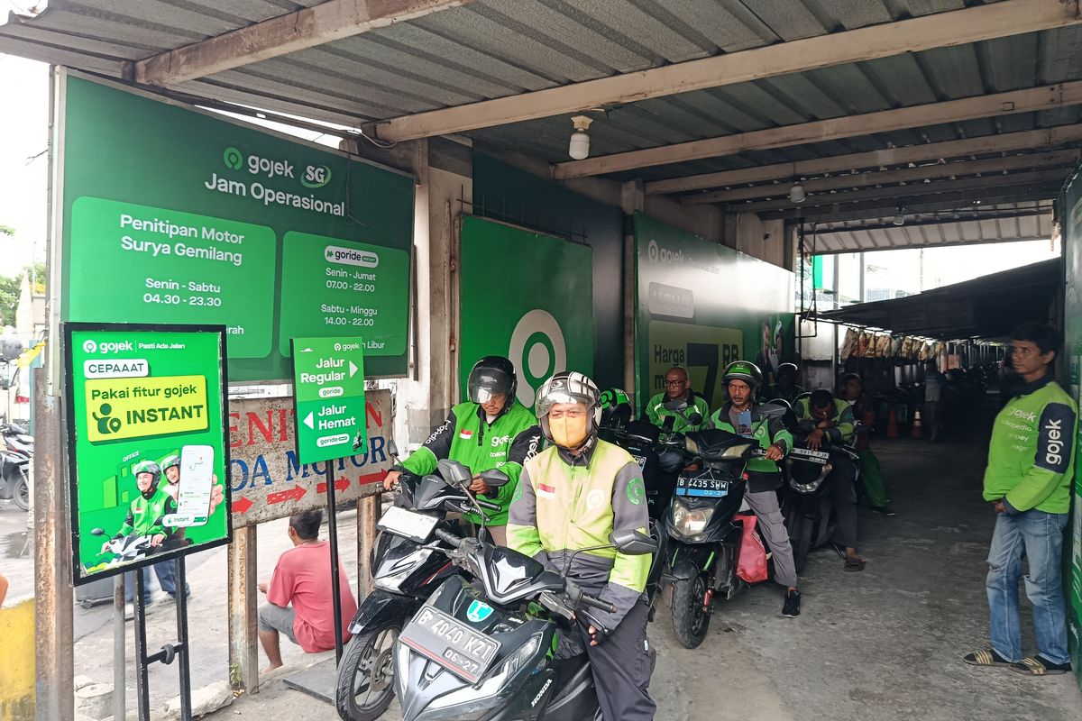 Sejumlah pengemudi ojek online saat sedang berkumpul di sekitar stasiun Bekasi sambil menunggu orderan penumpang. Rabu (20/5/2026).(KOMPAS.com/NURPINI AULIA RAPIKA)