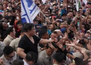 Momen Langka di Monas: Prabowo Dorong Paspampres, Lepas Safari dan Berbaur dengan Buruh May Day 2026