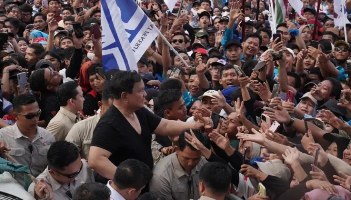 Momen Langka di Monas: Prabowo Dorong Paspampres, Lepas Safari dan Berbaur dengan Buruh May Day 2026