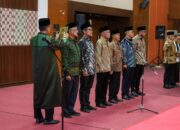 * Menteri Pekerjaan Umum (PU), Dody Hanggodo, mengambil langkah yang memantik atensi publik dengan melantik Mayjen TNI (Purn) Arnold Aristoteles Paplapna Ritiauw sebagai Direktur Jenderal (Dirjen) Sumber Daya Air (SDA) Kementerian PU (paling kanan berpeci) tepat pada tanggal merah, Jumat, 1 Mei 2026.(Dok. Kemen PU)