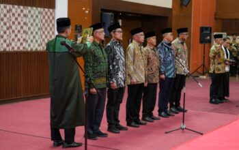 * Menteri Pekerjaan Umum (PU), Dody Hanggodo, mengambil langkah yang memantik atensi publik dengan melantik Mayjen TNI (Purn) Arnold Aristoteles Paplapna Ritiauw sebagai Direktur Jenderal (Dirjen) Sumber Daya Air (SDA) Kementerian PU (paling kanan berpeci) tepat pada tanggal merah, Jumat, 1 Mei 2026.(Dok. Kemen PU)