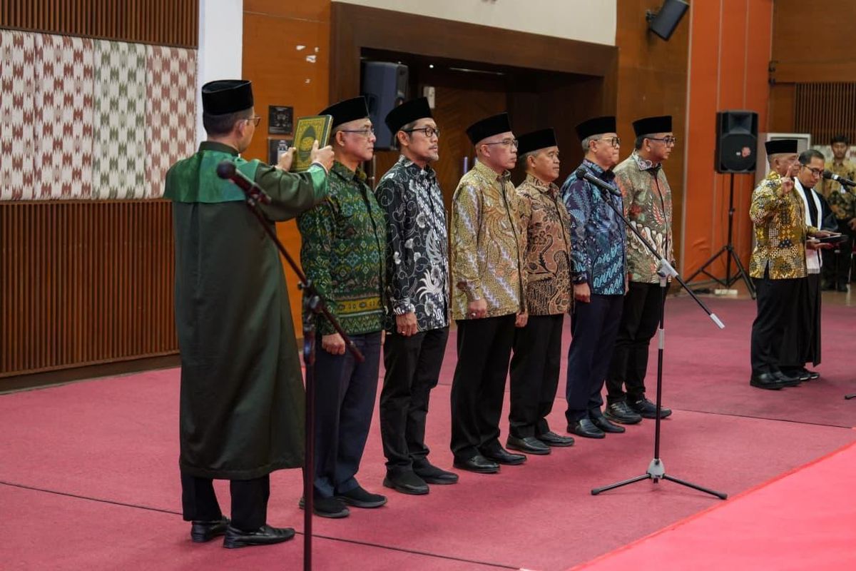 * Menteri Pekerjaan Umum (PU), Dody Hanggodo, mengambil langkah yang memantik atensi publik dengan melantik Mayjen TNI (Purn) Arnold Aristoteles Paplapna Ritiauw sebagai Direktur Jenderal (Dirjen) Sumber Daya Air (SDA) Kementerian PU (paling kanan berpeci) tepat pada tanggal merah, Jumat, 1 Mei 2026.(Dok. Kemen PU)