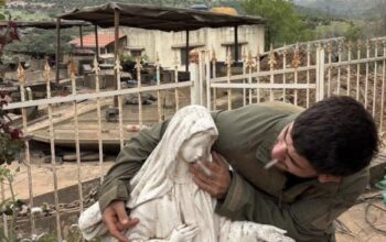 Tentara Israel semakin kurang ajar menistakan simbol agama warga Katolik dengan menjejali rokok ke patung Bunda Maria di Lebanon. (Tangkapan layar X @Wolveri07681751)