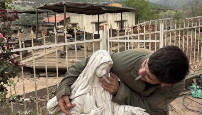 Viral Tentara Israel Jejali Rokok ke Patung Bunda Maria, Publik Dunia Murka: Dinilai Lecehkan Simbol Suci