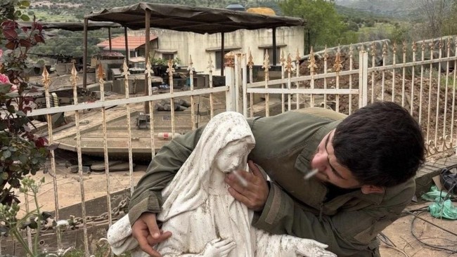 Tentara Israel semakin kurang ajar menistakan simbol agama warga Katolik dengan menjejali rokok ke patung Bunda Maria di Lebanon. (Tangkapan layar X @Wolveri07681751)