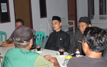 Kepala Dinas Pengendalian Penduduk, Keluarga Berencana, Pemberdayaan Perempuan, dan Perlindungan Anak (DP2KB-P3A) Indramayu, Iman Sulaeman (tengah)