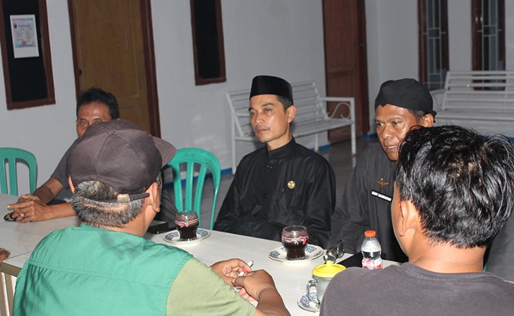 Kepala Dinas Pengendalian Penduduk, Keluarga Berencana, Pemberdayaan Perempuan, dan Perlindungan Anak (DP2KB-P3A) Indramayu, Iman Sulaeman (tengah)
