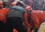Foto : Evakuasi Pemuda diduga bunuh diri di SurabayaFoto: Istimewa