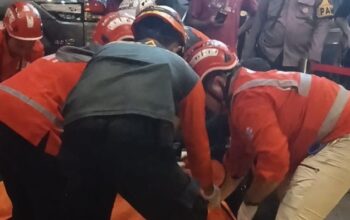 Foto : Evakuasi Pemuda diduga bunuh diri di SurabayaFoto: Istimewa