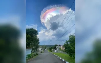 Penampakan fenomena awan warna warni seperti pelangi yang muncul di langit Sentul City, Bogor, Jumat 1 Mei 2026 (Foto IG)