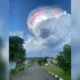 Penampakan fenomena awan warna warni seperti pelangi yang muncul di langit Sentul City, Bogor, Jumat 1 Mei 2026 (Foto IG)
