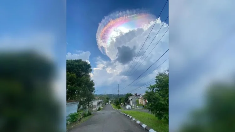 Penampakan fenomena awan warna warni seperti pelangi yang muncul di langit Sentul City, Bogor, Jumat 1 Mei 2026 (Foto IG)