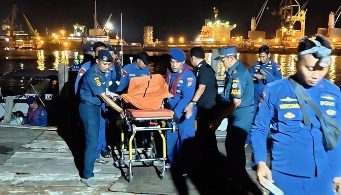 TRAGIS DI GRESIK! Perahu Bermuatan Besi Tenggelam, 1 ABK Tewas Genggam Pelampung, 2 Masih Hilang