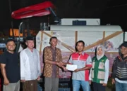 Perwakilan Kementerian Pertanian (Kementan) menyerahkan alat dan mesin pertanian berupa corn combine harvester kepada kelompok tani di Kabupaten Tuban, Jawa Timur, Senin 18 Mei 2026 (Foto: Biro Humas Kementan)