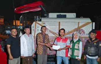 Perwakilan Kementerian Pertanian (Kementan) menyerahkan alat dan mesin pertanian berupa corn combine harvester kepada kelompok tani di Kabupaten Tuban, Jawa Timur, Senin 18 Mei 2026 (Foto: Biro Humas Kementan)