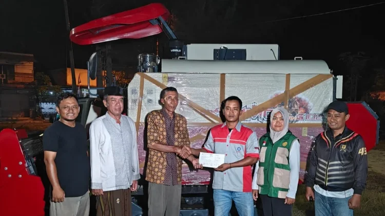 Perwakilan Kementerian Pertanian (Kementan) menyerahkan alat dan mesin pertanian berupa corn combine harvester kepada kelompok tani di Kabupaten Tuban, Jawa Timur, Senin 18 Mei 2026 (Foto: Biro Humas Kementan)