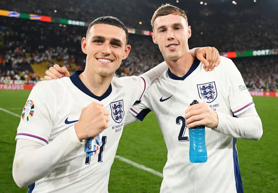 Phil Foden (kiri) dan Cole Palmer (kanan) Skuad Inggris