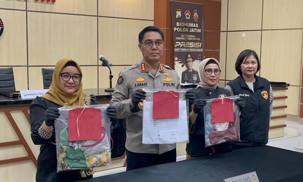Polda Jatim menetapkan WRS sebagai tersangka kasus pencabulan anak tiri kembar