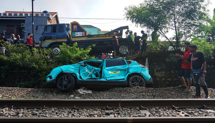 TRAGEDI BEKASI MEMANAS! Polisi Periksa Manajemen Taksi Green SM, Kasus Tabrakan KA-KRL Resmi Naik Penyidikan