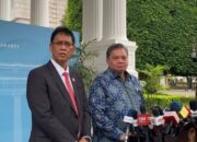 Menteri Koordinator Bidang Perekonomian Airlangga Hartarto (Kanan) dan Menteri Keuangan Purbaya Yudhi Sadewa (Kiri) menggelar keterangan pers di Istana Kepresidenan, Jakarta, Jumat, 22 Mei 2026