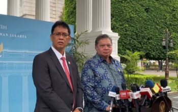 Menteri Koordinator Bidang Perekonomian Airlangga Hartarto (Kanan) dan Menteri Keuangan Purbaya Yudhi Sadewa (Kiri) menggelar keterangan pers di Istana Kepresidenan, Jakarta, Jumat, 22 Mei 2026