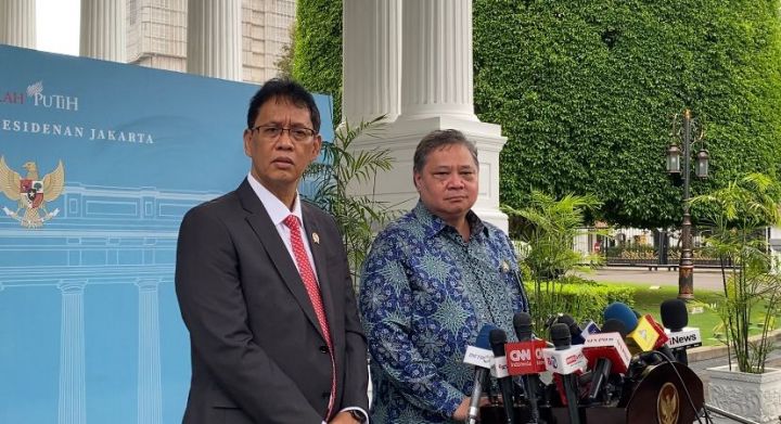 Menteri Koordinator Bidang Perekonomian Airlangga Hartarto (Kanan) dan Menteri Keuangan Purbaya Yudhi Sadewa (Kiri) menggelar keterangan pers di Istana Kepresidenan, Jakarta, Jumat, 22 Mei 2026