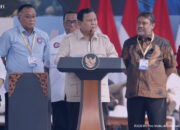Prabowo, elite organisasi buruh, dan massa buruh mendendangkan Internasionale di May Day 2026 - (Dok. SS. YouTube : Sekneg)
