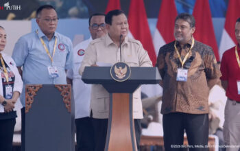 Prabowo, elite organisasi buruh, dan massa buruh mendendangkan Internasionale di May Day 2026 - (Dok. SS. YouTube : Sekneg)