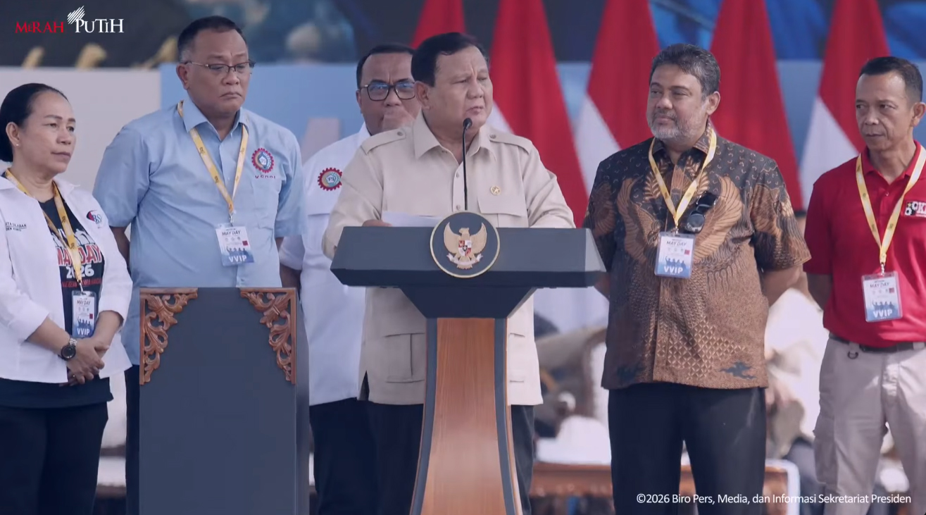 Prabowo, elite organisasi buruh, dan massa buruh mendendangkan Internasionale di May Day 2026 - (Dok. SS. YouTube : Sekneg)