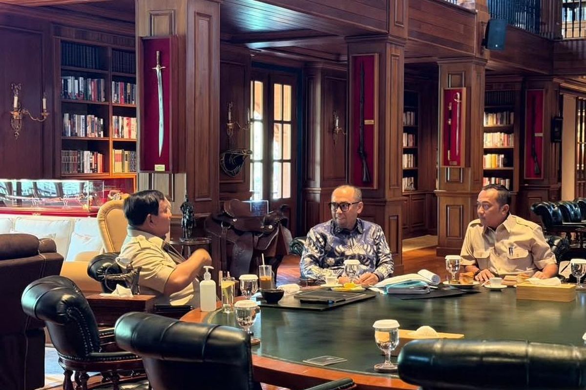 Foto : Presiden RI Prabowo Subianto bertemu Kepala PPATK Ivan Yustiavandana dan Mensesneg Prasetyo Hadi di Hambalang, Jawa Barat, Minggu (3/5/2026). (Dok. IG Sekretariat Kabinet)