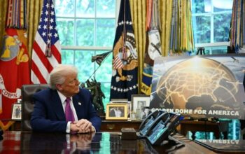 Presiden Amerika Serikat Donald Trump saat mendengarkan pengumuman tentang sistem pertahanan rudal Golden Dome di Ruang Oval Gedung Putih pada 20 Mei 2025 di Washington DC. (AFP/JIM WATSON)