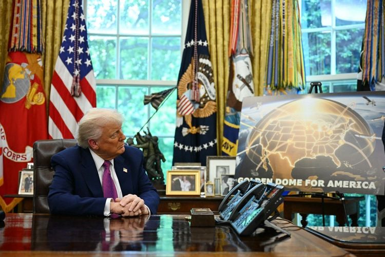 Presiden Amerika Serikat Donald Trump saat mendengarkan pengumuman tentang sistem pertahanan rudal Golden Dome di Ruang Oval Gedung Putih pada 20 Mei 2025 di Washington DC. (AFP/JIM WATSON)