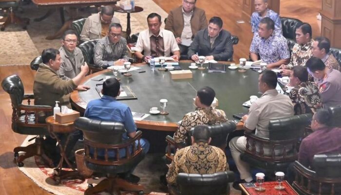RAPAT RAHASIA HAMBALANG! Prabowo Kumpulkan Elite Kabinet & TNI-Polri, Bahas Strategi Nasional hingga Aspirasi Buruh