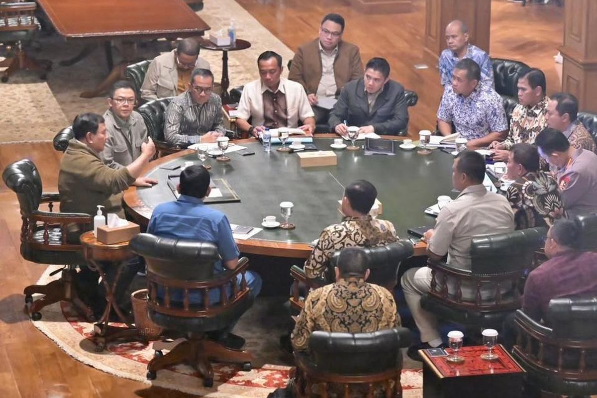 Presiden RI Prabowo Subianto menggelar ratas di Hambalang, Bogor, Jawa Barat, Sabtu (2/5/2026). (Dok. IG Sekretariat Kabinet)
